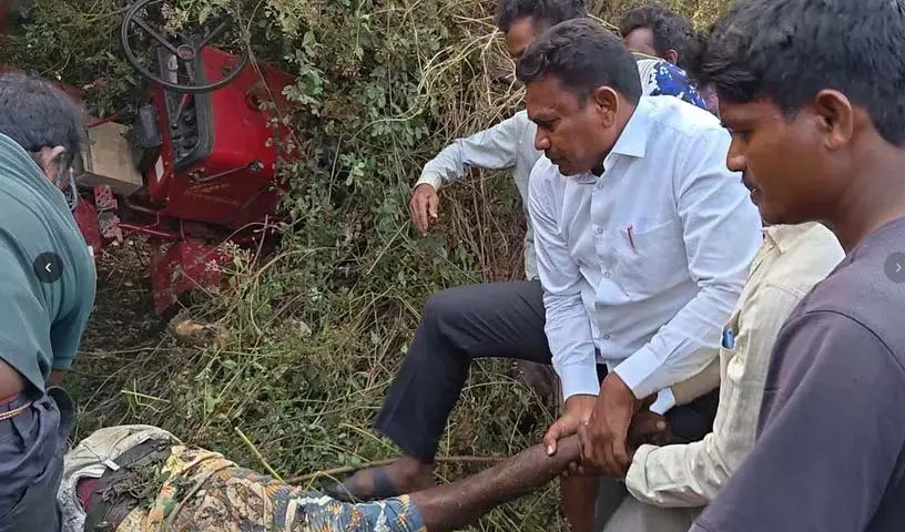 तेज रफ्तार में Tractor पलट गया.. रेगा कंठा राव ने ड्राइवर को बचाया तेज रफ्तार में Tractor पलट गया.. रेगा कंठा राव ने ड्राइवर को बचाया