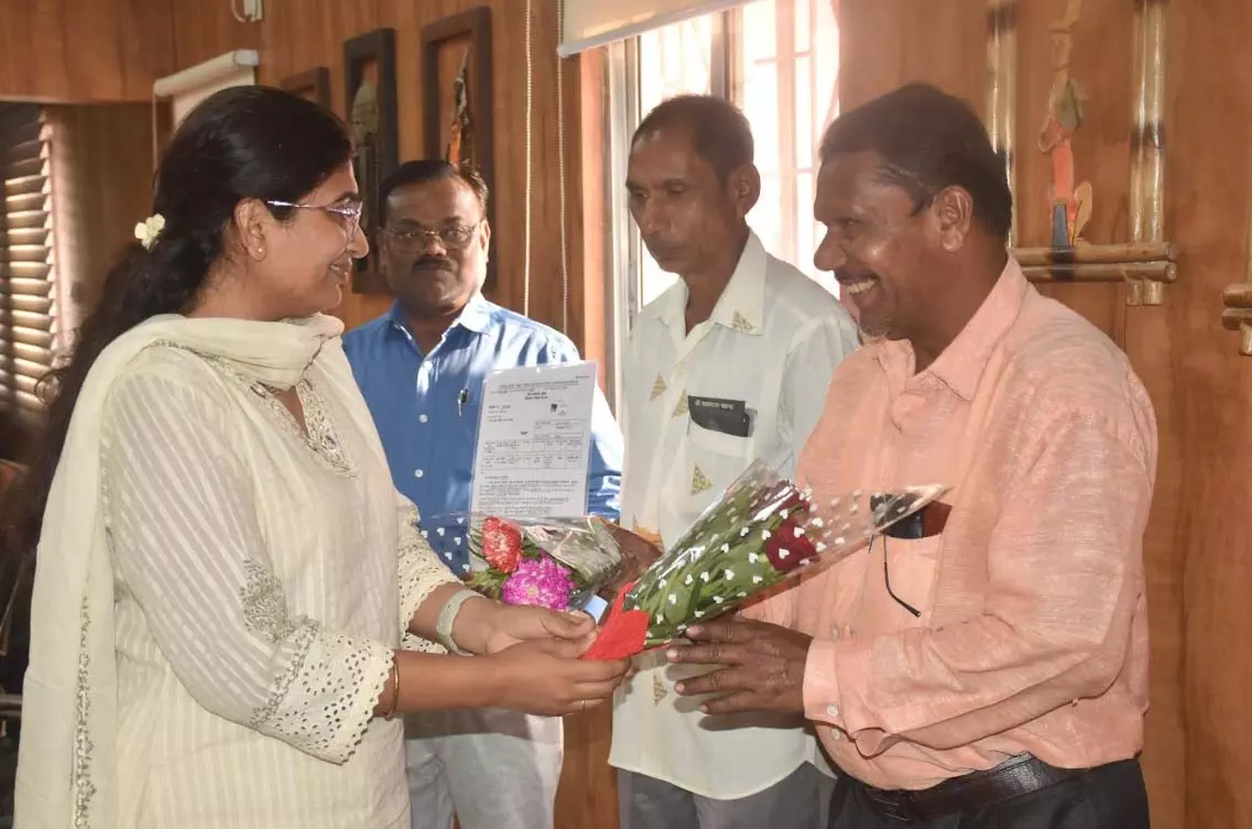 कलेक्टर नम्रता जैन ने सेवानिवृत्त कर्मचारियों को पेंशन प्राधिकर पत्र किया प्रदान कलेक्टर नम्रता जैन ने सेवानिवृत्त कर्मचारियों को पेंशन प्राधिकर पत्र किया प्रदान