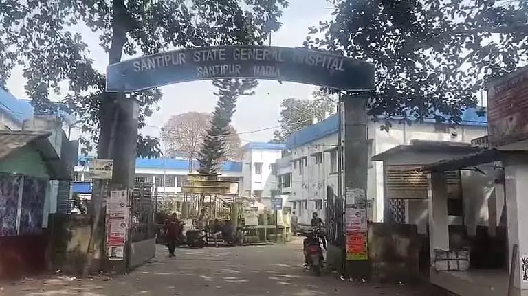 Nadia में गर्भवती महिला पर बेरहमी से पिटाई का आरोप, घटना से लोगों में गुस्सा Nadia में गर्भवती महिला पर बेरहमी से पिटाई का आरोप, घटना से लोगों में गुस्सा