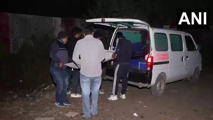 तीन नाबालिग बहनों के शव पोस्टमॉर्टम के बाद हिडन मुर्दाघर पहुंचाया तीन नाबालिग बहनों के शव पोस्टमॉर्टम के बाद हिडन मुर्दाघर पहुंचाया