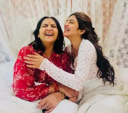 अभिनेत्री श्रीलीला ने मां को बताया अपना फुल टाइम एंटरटेनमेंट और सपोर्ट सिस्टम अभिनेत्री श्रीलीला ने मां को बताया अपना फुल टाइम एंटरटेनमेंट और सपोर्ट सिस्टम