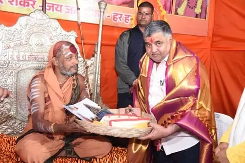पर्यटन एवं संस्कृति मंत्री राजेश अग्रवाल ने त्रिवेणी संगम पर संतों से की भेंट पर्यटन एवं संस्कृति मंत्री राजेश अग्रवाल ने त्रिवेणी संगम पर संतों से की भेंट