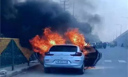 Faridabad: एक्सप्रेसवे सर्विस रोड पर कार में लगी आग, बड़ा हादसा टला