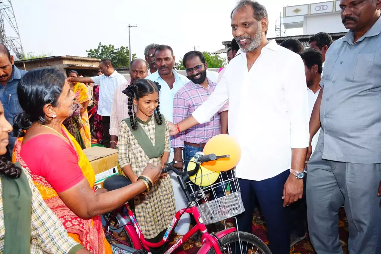 Andhra: अडांकी में छात्रों को 6,500 साइकिलें बांटी गईं Andhra: अडांकी में छात्रों को 6,500 साइकिलें बांटी गईं