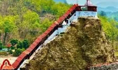Ramnagar: गर्जिया मंदिर में श्रद्धालुओं की एंट्री पर रोक Ramnagar: गर्जिया मंदिर में श्रद्धालुओं की एंट्री पर रोक
