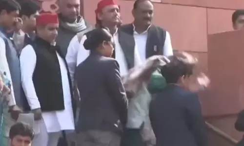 शशि थरूर सीढ़ियां उतरते वक्त गिरे, खुद वीडियो पोस्ट कर कहा, I am okay शशि थरूर सीढ़ियां उतरते वक्त गिरे, खुद वीडियो पोस्ट कर कहा, I am okay