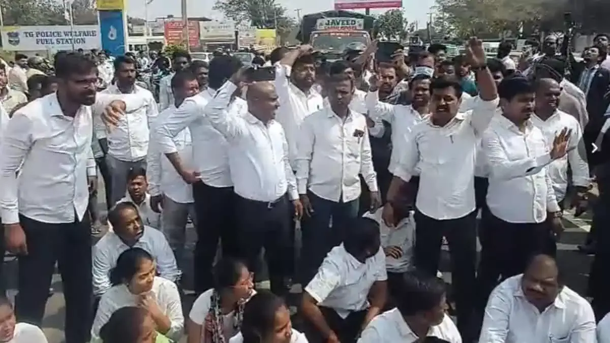रंगारेड्डी में महिला वकील की मौत के मामले में ‘गलत तरीके से निपटने’ को लेकर वकीलों ने विरोध प्रदर्शन किया