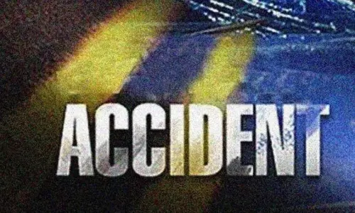 Hyderabad: निजामाबाद में तेज रफ्तार गाड़ी पलटने से 10 लोग गंभीर रूप से घायल