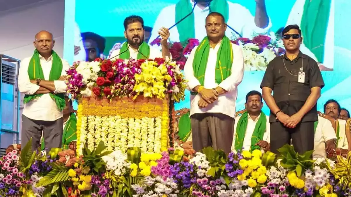 CM रेवंत ने कल्याणकारी योजनाओं पर ज़ोर दिया, कांग्रेस से वोट की अपील CM रेवंत ने कल्याणकारी योजनाओं पर ज़ोर दिया, कांग्रेस से वोट की अपील