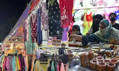 Numaish: जब हैदराबादी औरतें दीवाने हो जाती हैं और मर्द बैग होल्डर बन जाते