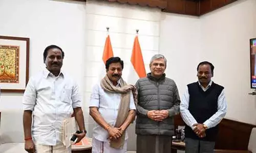 AIADMK सांसदों ने चेन्नई-चेंगलपट्टू उपनगरीय इलेक्ट्रिक ट्रेन को टिंडीवनम तक बढ़ाने पर ज़ोर दिया AIADMK सांसदों ने चेन्नई-चेंगलपट्टू उपनगरीय इलेक्ट्रिक ट्रेन को टिंडीवनम तक बढ़ाने पर ज़ोर दिया