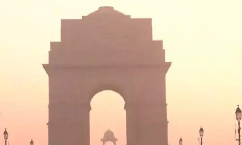 दिल्ली में सुबह खराब AQI, IMD ने आसमान साफ, हल्का कोहरा रहने का अनुमान लगाया