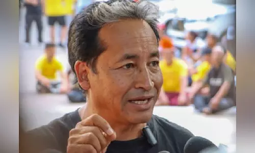 Sonam Wangchuk की हिरासत को चुनौती देने वाली याचिका पर सुनवाई जारी रखेगा सुप्रीम कोर्ट Sonam Wangchuk की हिरासत को चुनौती देने वाली याचिका पर सुनवाई जारी रखेगा सुप्रीम कोर्ट