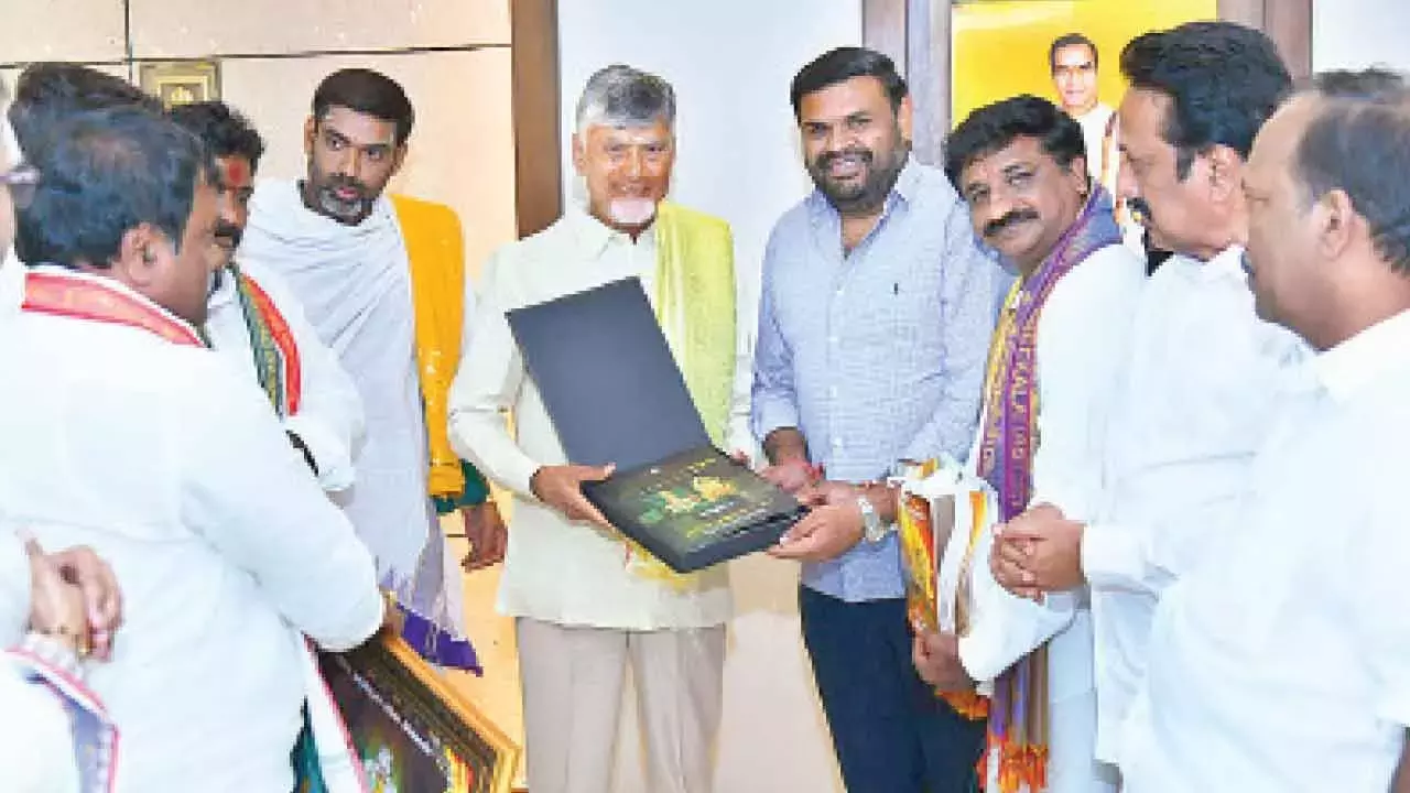 CM को श्रीकालहस्ती में महाशिवरात्रि ब्रह्मोत्सव के लिए आमंत्रित किया गया CM को श्रीकालहस्ती में महाशिवरात्रि ब्रह्मोत्सव के लिए आमंत्रित किया गया