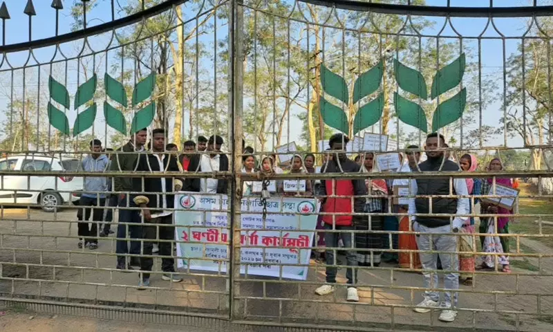 Assam: डूमडूमा में चाय बागान मज़दूरों का विरोध प्रदर्शन Assam: डूमडूमा में चाय बागान मज़दूरों का विरोध प्रदर्शन