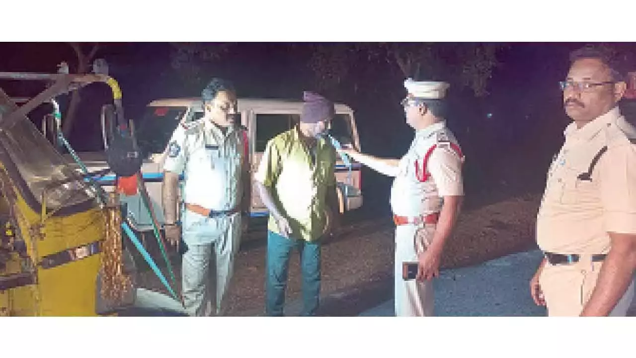 Nellore: पुलिस ने नाकाबंदी की Nellore: पुलिस ने नाकाबंदी की