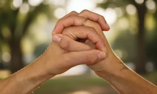 तनाव और बेचैनी को कम करती है ग्रंथित मुद्रा, दिमाग को मिलता है आराम