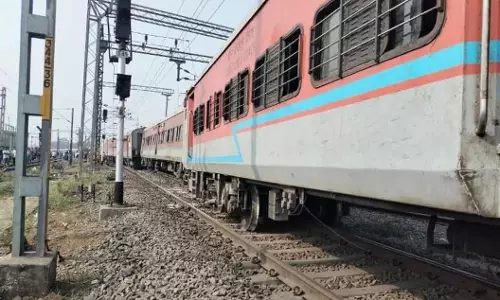 Odisha : जाजपुर में चेन्नई-न्यू जलपाईगुड़ी एक्सप्रेस ट्रेन पटरी से उतर गई Odisha : जाजपुर में चेन्नई-न्यू जलपाईगुड़ी एक्सप्रेस ट्रेन पटरी से उतर गई