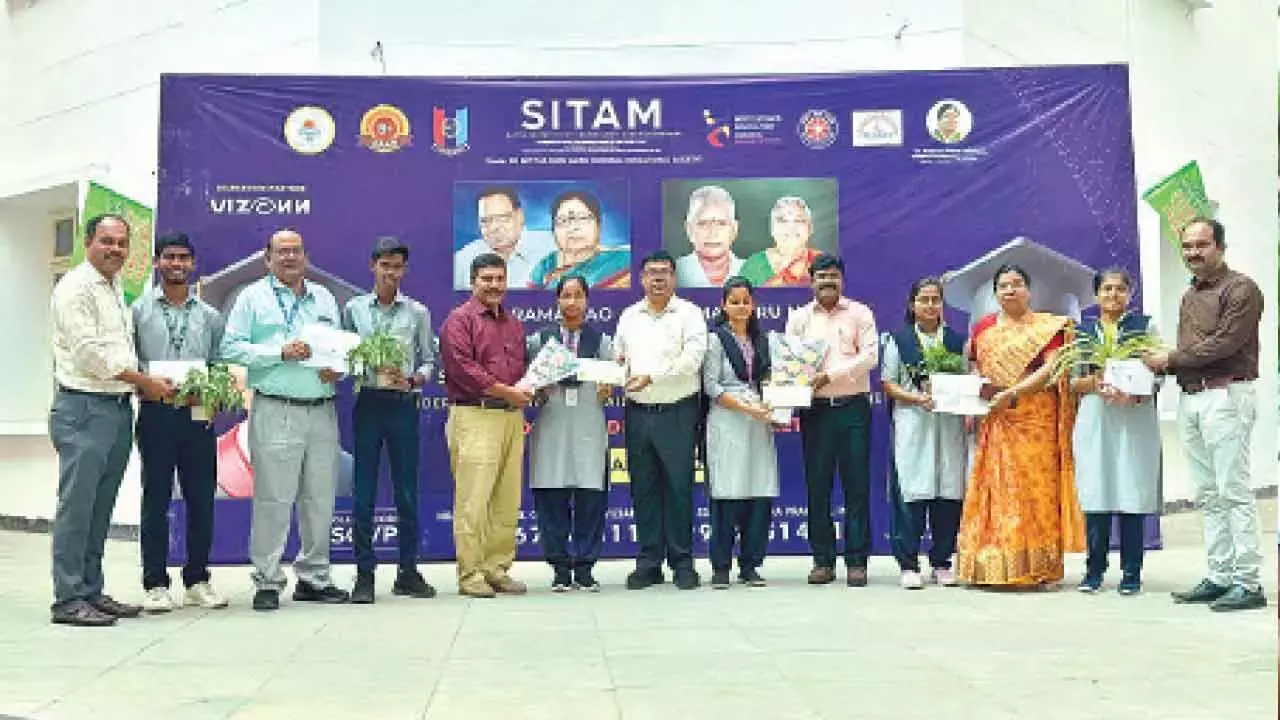 Andhra: छात्रों को मेरिट स्कॉलरशिप प्रदान की गई Andhra: छात्रों को मेरिट स्कॉलरशिप प्रदान की गई