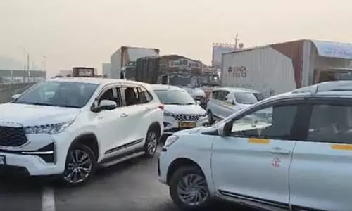 मुंबई-पुणे एक्सप्रेसवे पर 32 घंटे बाद ट्रैफिक बहाल, यात्रियों को मिली राहत मुंबई-पुणे एक्सप्रेसवे पर 32 घंटे बाद ट्रैफिक बहाल, यात्रियों को मिली राहत