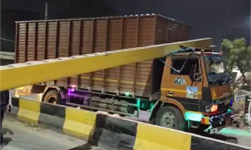 Jalandhar: भीषण टक्कर से टूटा अंडरब्रिज का गार्डर, वाहनों की लगी लंबी लाइनें Jalandhar: भीषण टक्कर से टूटा अंडरब्रिज का गार्डर, वाहनों की लगी लंबी लाइनें
