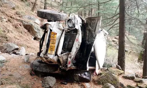 Himachal Pradesh: गहरी खाई में गिर गई जीप, चालक की माैत Himachal Pradesh: गहरी खाई में गिर गई जीप, चालक की माैत