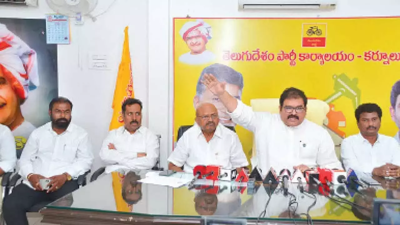 Andhra: पट्टाभिराम ने कहा, जगन अराजक राजनीति कर रहे हैं Andhra: पट्टाभिराम ने कहा, जगन अराजक राजनीति कर रहे हैं