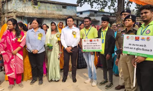 तमनार पहुंचे एसएसपी शशि मोहन सिंह ने ग्रामीणों से बातचीत की तमनार पहुंचे एसएसपी शशि मोहन सिंह ने ग्रामीणों से बातचीत की