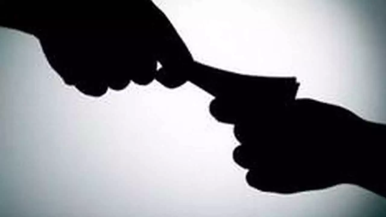 ACB ने रिश्वत के अलग-अलग मामलों में दो सरकारी अधिकारियों को पकड़ा
