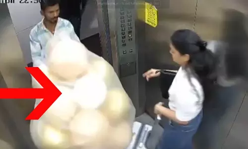खौफनाक LIVE वीडियो...गुब्बारे के साथ लिफ्ट में घुसा, तभी... खौफनाक LIVE वीडियो...गुब्बारे के साथ लिफ्ट में घुसा, तभी...