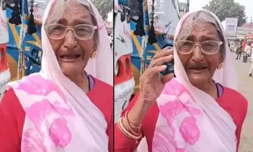 MP : मंदसौर में बहू से झगड़े के बाद बेटे ने 80 साल की मां को बस स्टैंड पर छोड़ा MP : मंदसौर में बहू से झगड़े के बाद बेटे ने 80 साल की मां को बस स्टैंड पर छोड़ा