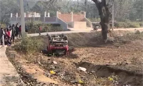 Jharkhand: स्कूली बच्चों से भरी वैन पलटी,मची अफरा-तफरी