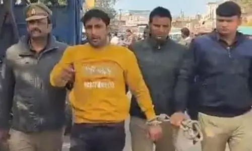 Kanpur: सपा नेता की गिरफ्तारी, स्कूटी से हुआ लंबा पीछा Kanpur: सपा नेता की गिरफ्तारी, स्कूटी से हुआ लंबा पीछा