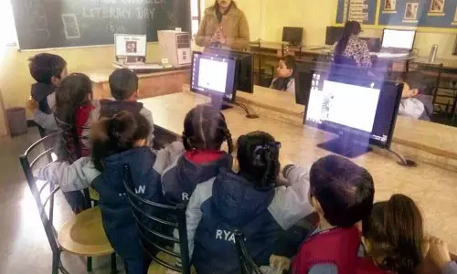 Punjab: स्कूलों को हेल्थ प्लान के लिए कंप्यूटर खाली करने को कहा गया, टीचर नाराज़