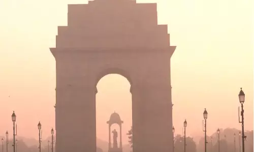 Delhi के लोग खराब AQI के साथ जागे; IMD ने साफ आसमान और हल्की धुंध का अनुमान लगाया Delhi के लोग खराब AQI के साथ जागे; IMD ने साफ आसमान और हल्की धुंध का अनुमान लगाया