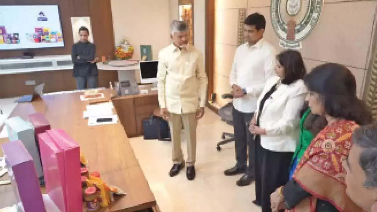 मुख्यमंत्री ने DWCRA उत्पादों के लिए ब्रांड नाम ‘स्वयं’ को अंतिम रूप दिया मुख्यमंत्री ने DWCRA उत्पादों के लिए ब्रांड नाम ‘स्वयं’ को अंतिम रूप दिया