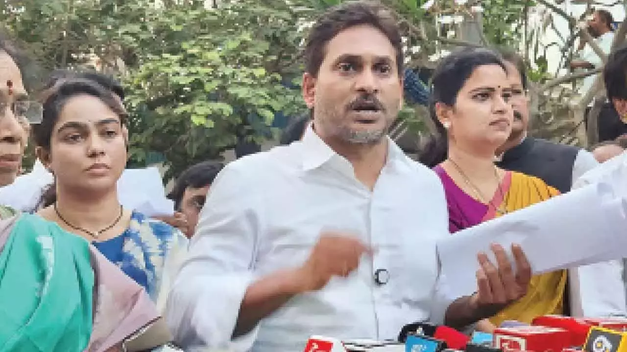 जगन ने ‘कड़े’ कैडर जवाब की चेतावनी दी, ‘जंगल राज’ को लेकर नायडू की आलोचना की जगन ने ‘कड़े’ कैडर जवाब की चेतावनी दी, ‘जंगल राज’ को लेकर नायडू की आलोचना की