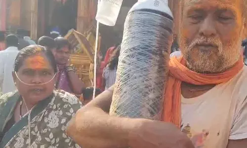 Raibag : ऑक्सीजन सिलेंडर के साथ देवी के दर्शन