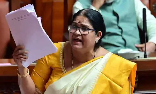 Karnataka : अपमान के आरोपों पर भारती शेट्टी विधानसभा से बाहर चली गई Karnataka : अपमान के आरोपों पर भारती शेट्टी विधानसभा से बाहर चली गई
