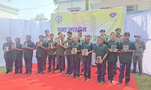 सशस्त्रधारी 12 नक्सलियों ने किया सरेंडर, AK-47 और SLR राइफल पुलिस को सौंपे सशस्त्रधारी 12 नक्सलियों ने किया सरेंडर, AK-47 और SLR राइफल पुलिस को सौंपे