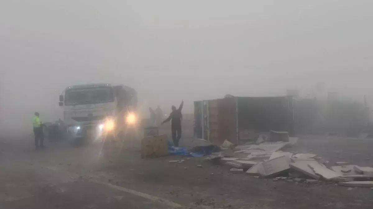 Unnao: आगरा एक्सप्रेसवे पर भीषण हादसा, एक्सप्रेसवे पर कोहरे का कहर Unnao: आगरा एक्सप्रेसवे पर भीषण हादसा, एक्सप्रेसवे पर कोहरे का कहर