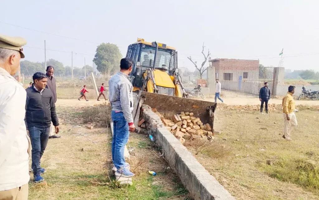 Greater Noida: भनौता में अतिक्रमण पर बुल्डोजर Greater Noida: भनौता में अतिक्रमण पर बुल्डोजर