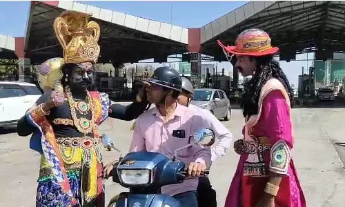 Devanahalli : यम-चित्रगुप्त ने ट्रैफिक जागरूकता पैदा करने के लिए सड़क पर उतरे