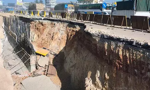 Anekal : हाईवे निर्माण स्थल पर भूस्खलन Anekal : हाईवे निर्माण स्थल पर भूस्खलन