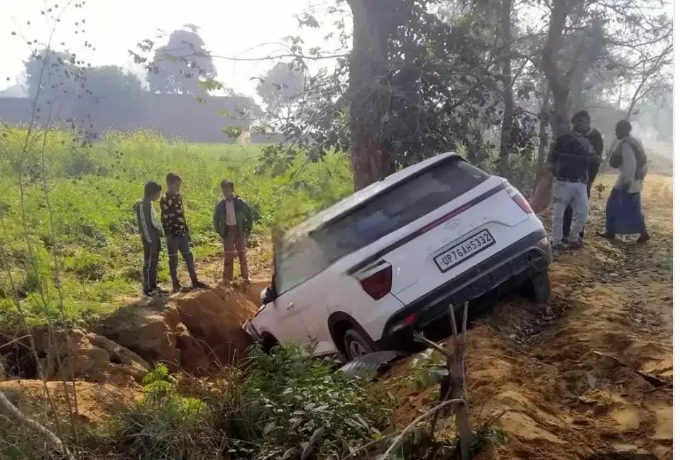Farrukhabad: सड़क हादसा टला, बाल-बाल बचे चालक Farrukhabad: सड़क हादसा टला, बाल-बाल बचे चालक