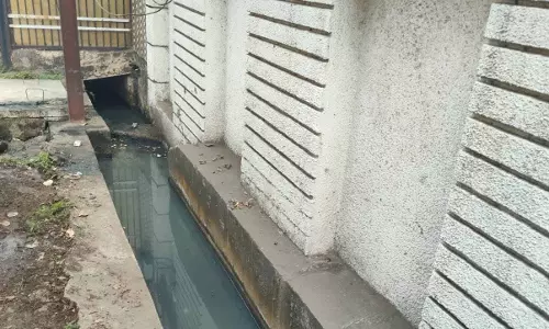 शिकायत पर डीडी नगर क्षेत्र में नाली की हुई सफाई शिकायत पर डीडी नगर क्षेत्र में नाली की हुई सफाई