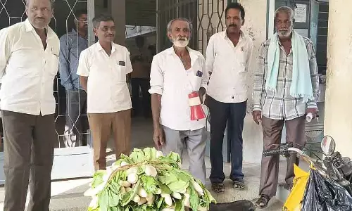Madhugiri : किसान ने रिश्वत देने के लिए मूली लाई Madhugiri : किसान ने रिश्वत देने के लिए मूली लाई