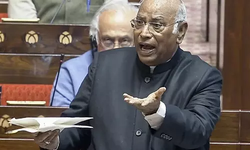 मल्लिकार्जुन खर्गे ने धन असमानता को लेकर BJP पर हमला बोला मल्लिकार्जुन खर्गे ने धन असमानता को लेकर BJP पर हमला बोला