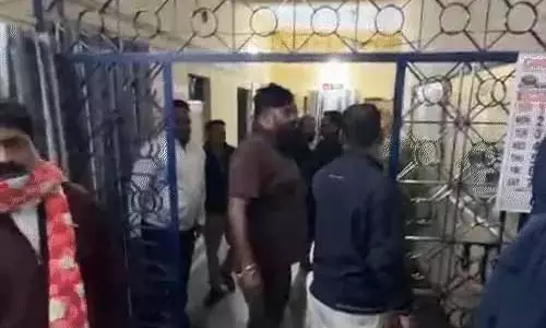 टीआई ने एसपी को किया गुमराह, कांग्रेस नेता को बचाने के चक्कर में मिली जमकर फटकार टीआई ने एसपी को किया गुमराह, कांग्रेस नेता को बचाने के चक्कर में मिली जमकर फटकार