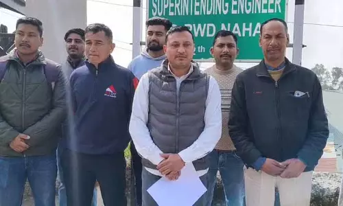 Nahan के ग्रामीणों ने बनोग-धरक्यारी-कांशीवाला सड़क पर काम शुरू होने में देरी का विरोध किया Nahan के ग्रामीणों ने बनोग-धरक्यारी-कांशीवाला सड़क पर काम शुरू होने में देरी का विरोध किया